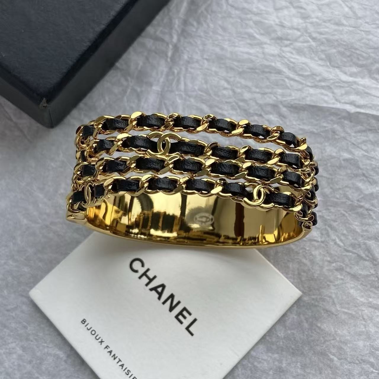 <p>CHANEL 穿皮链双c三层手镯</p>