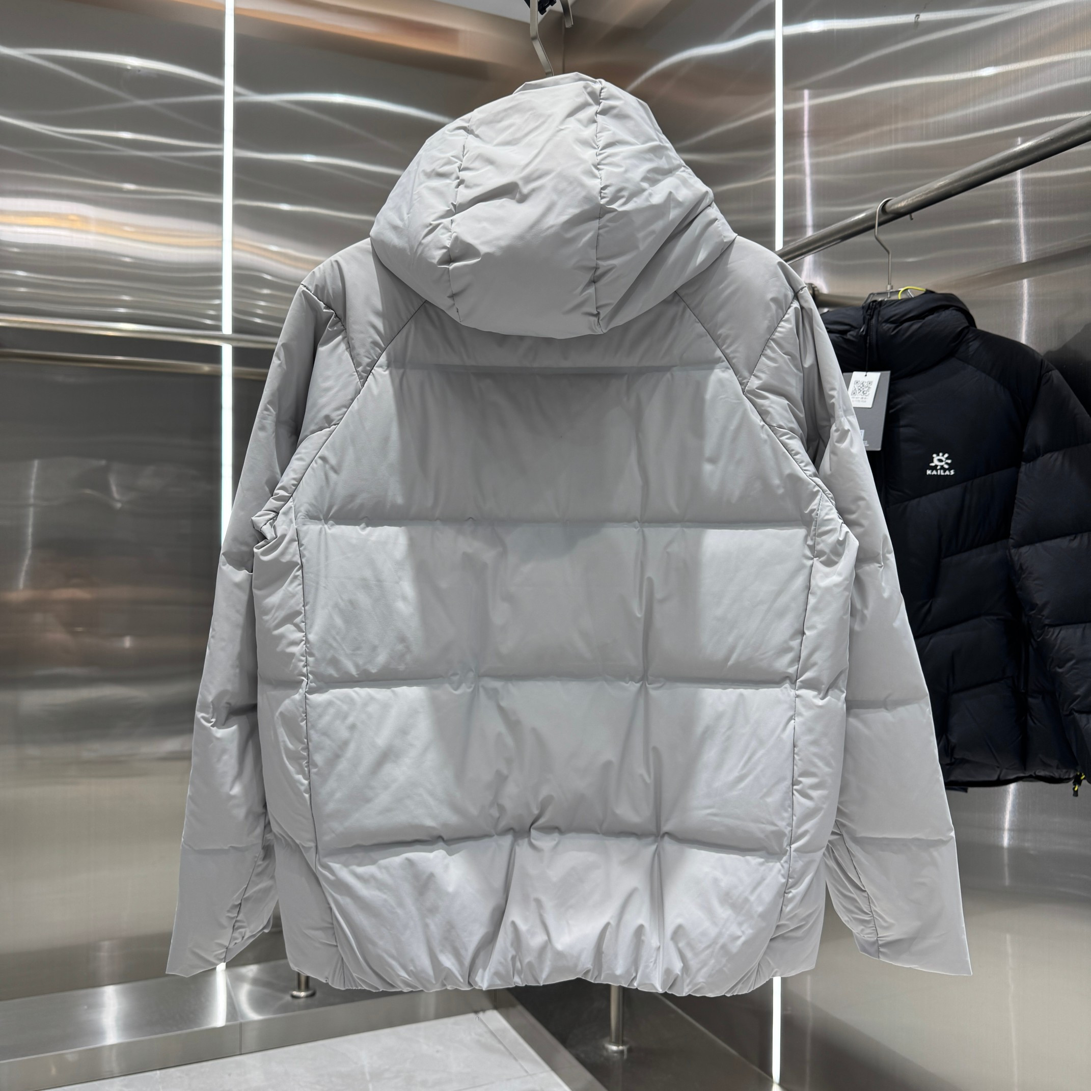 <p>DESCENTE 运动羽绒服(米白)</p>