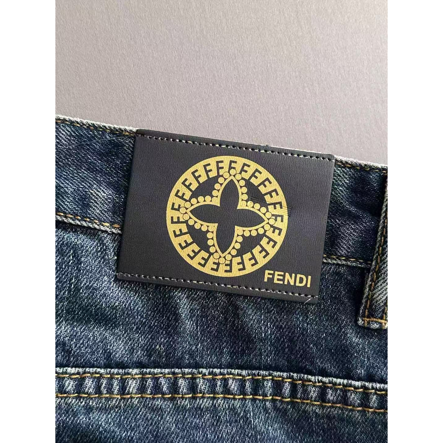 <p>FENDI&nbsp;四季款经典牛仔裤直筒长裤(藍)</p>