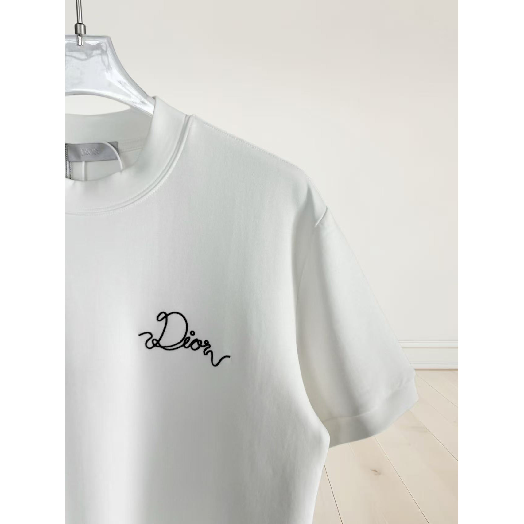 <p>DIOR 刺绣短袖T恤(白)</p>