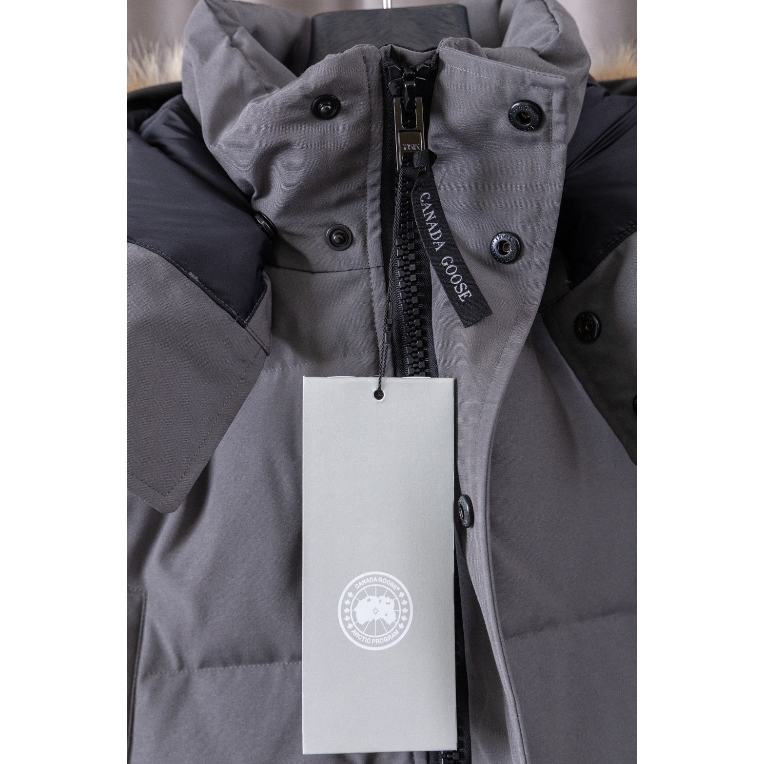 <p>Canada Goose 顶级狼毛Wyndham 2048M 29款 系列派克大衣羽绒服(灰色红标)</p>