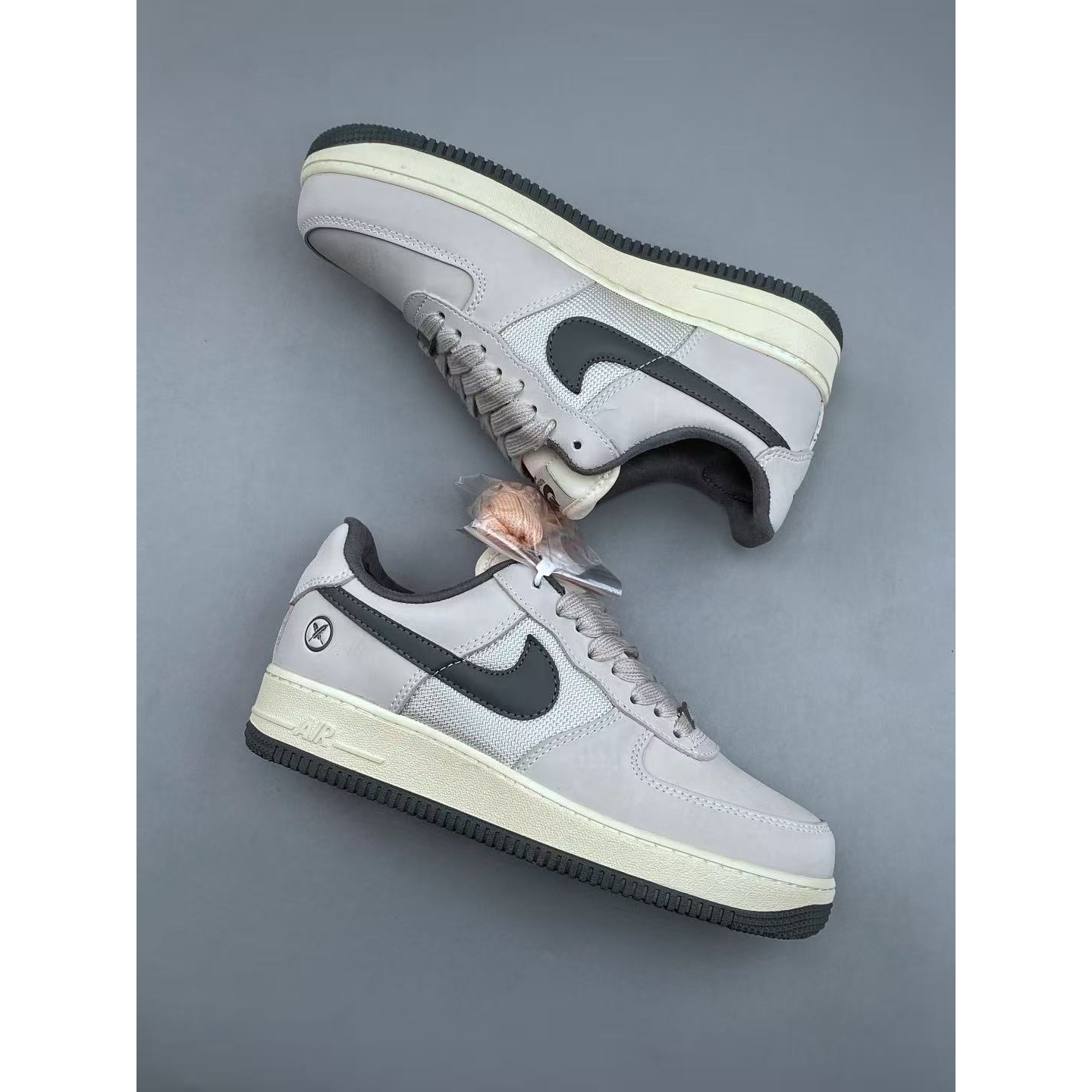 <p>NIKE AIR FORCE 1 LOW&nbsp; 休闲鞋(灰)&nbsp;</p>