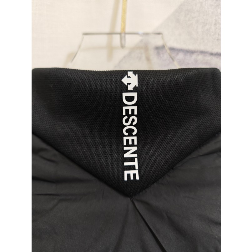 <p>DESCENTE 羽絨服(黑)</p>
