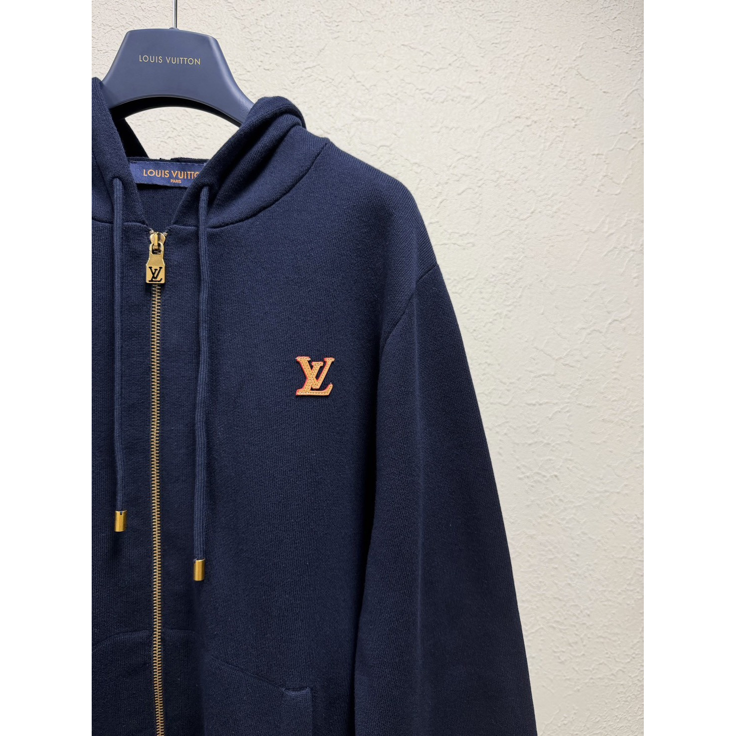 <p>LV 标识拉链连帽外套</p>