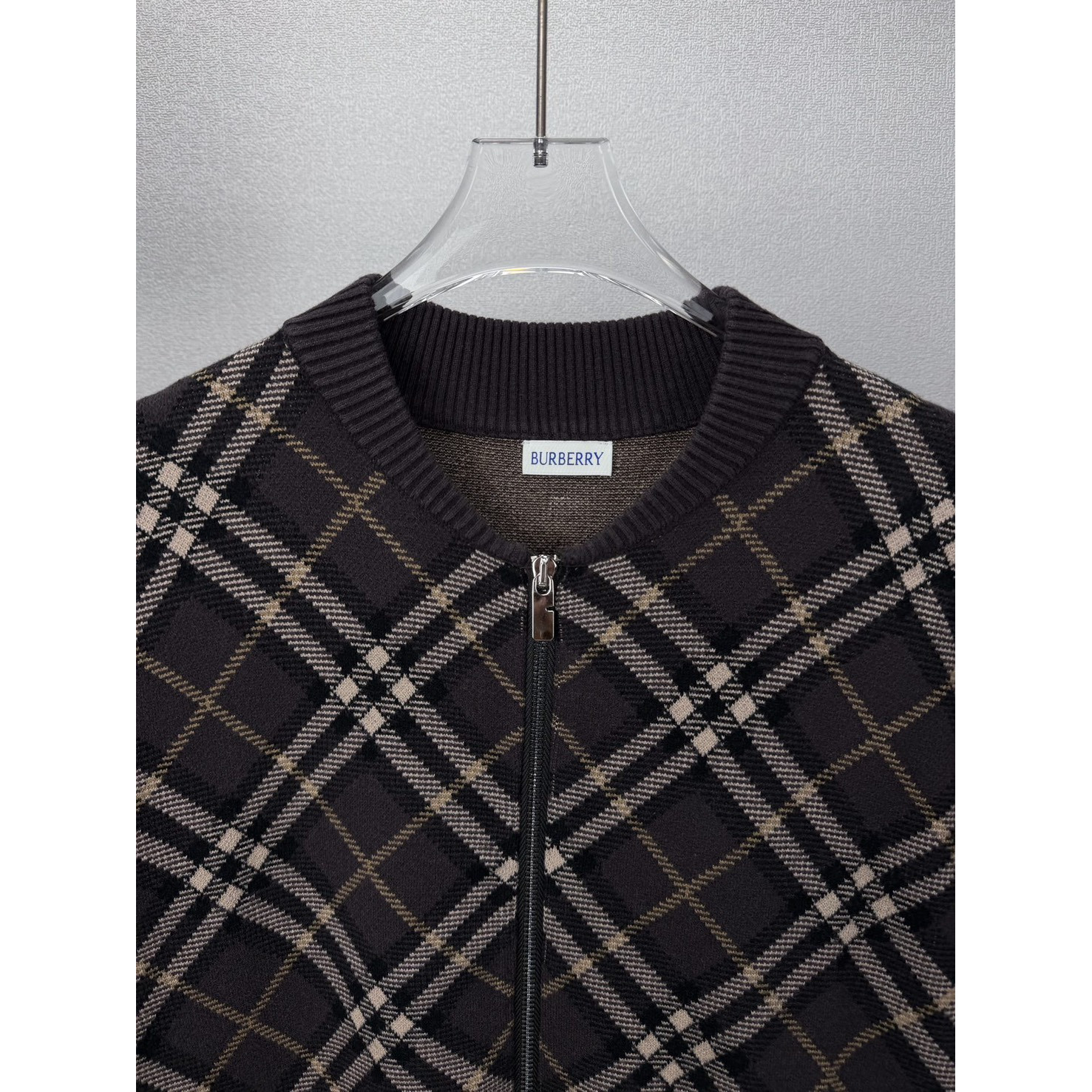 <p>BURBERRY 菱形格嵌花情侣款拉链针织开衫外套(棕色)</p>