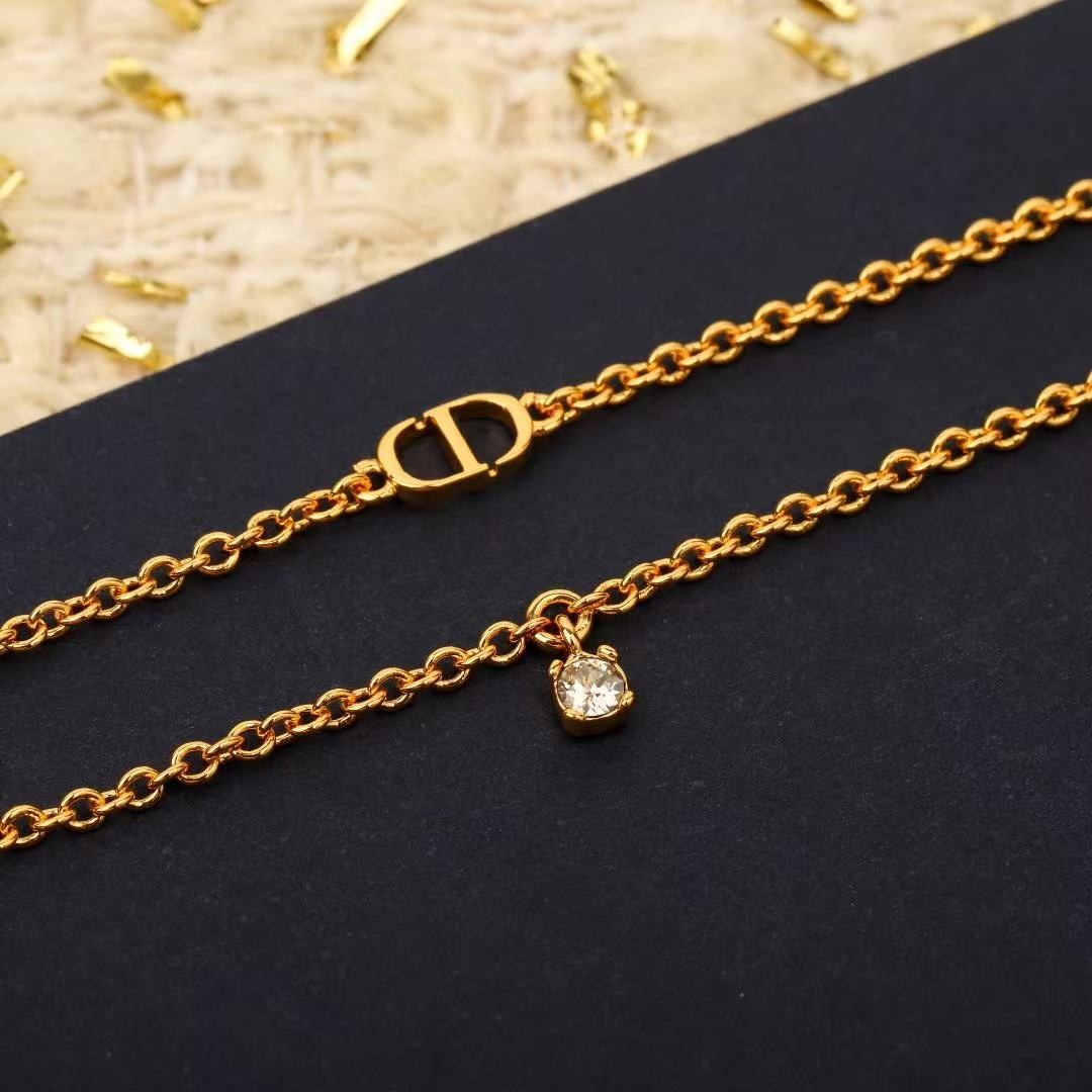 <p>DIOR&nbsp;r玫瑰花项链</p>