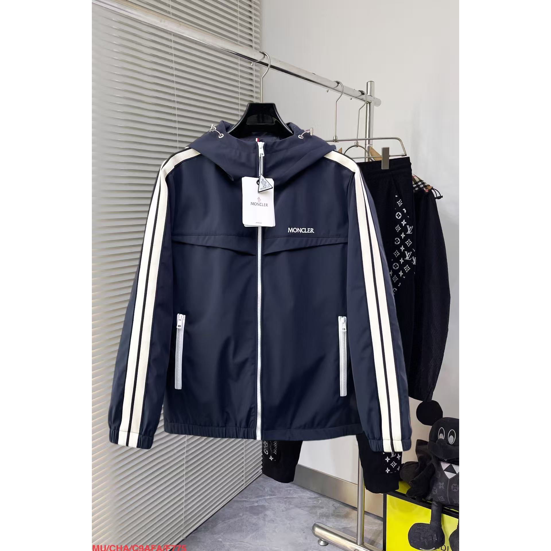 <p>MONCLER 时尚休闲夹克外套(藏青)</p>