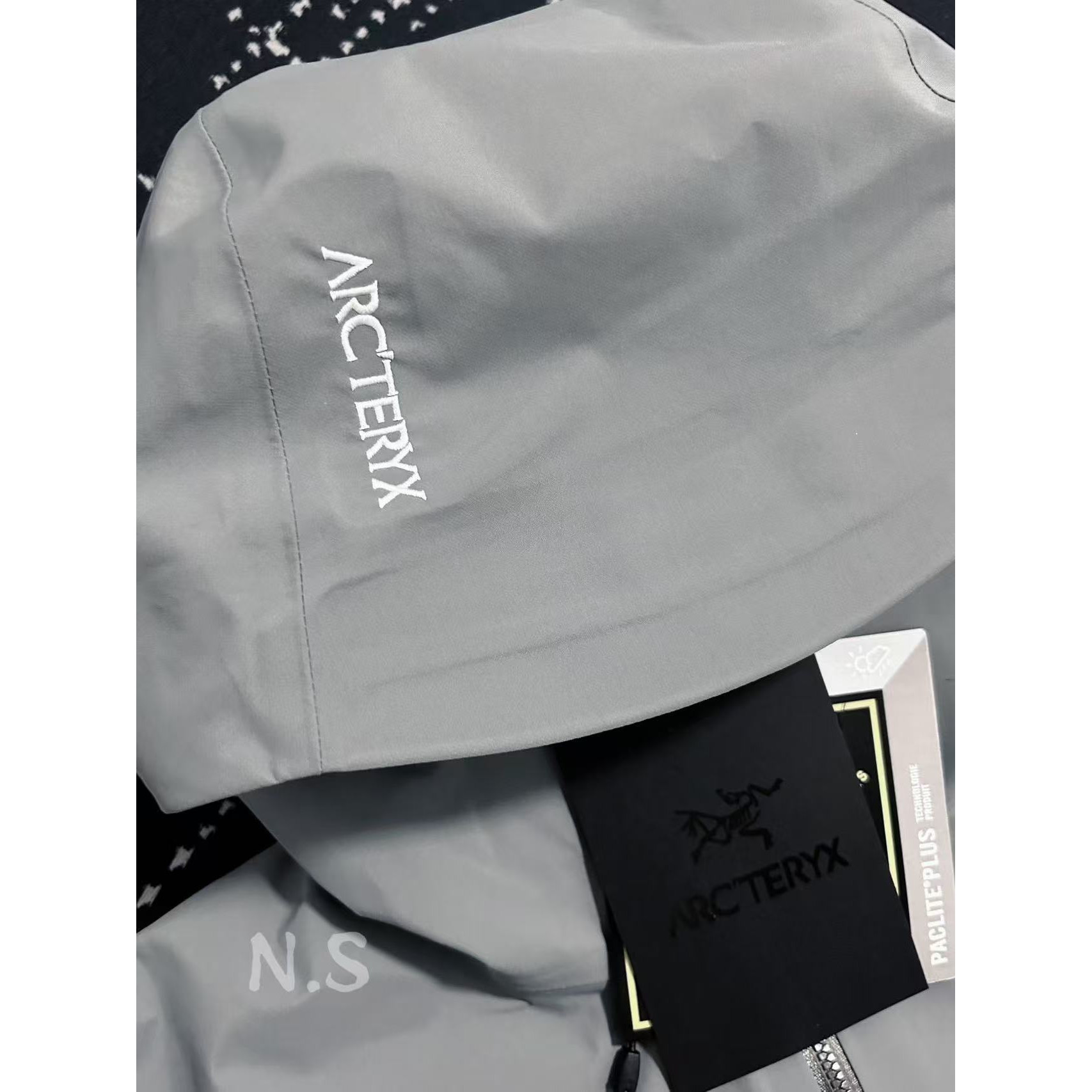 <p>Arc'teryx Beta系列 SL GORE-TEX 硬壳刺绣连帽防水防风透气冲锋衣 (空間灰)</p>