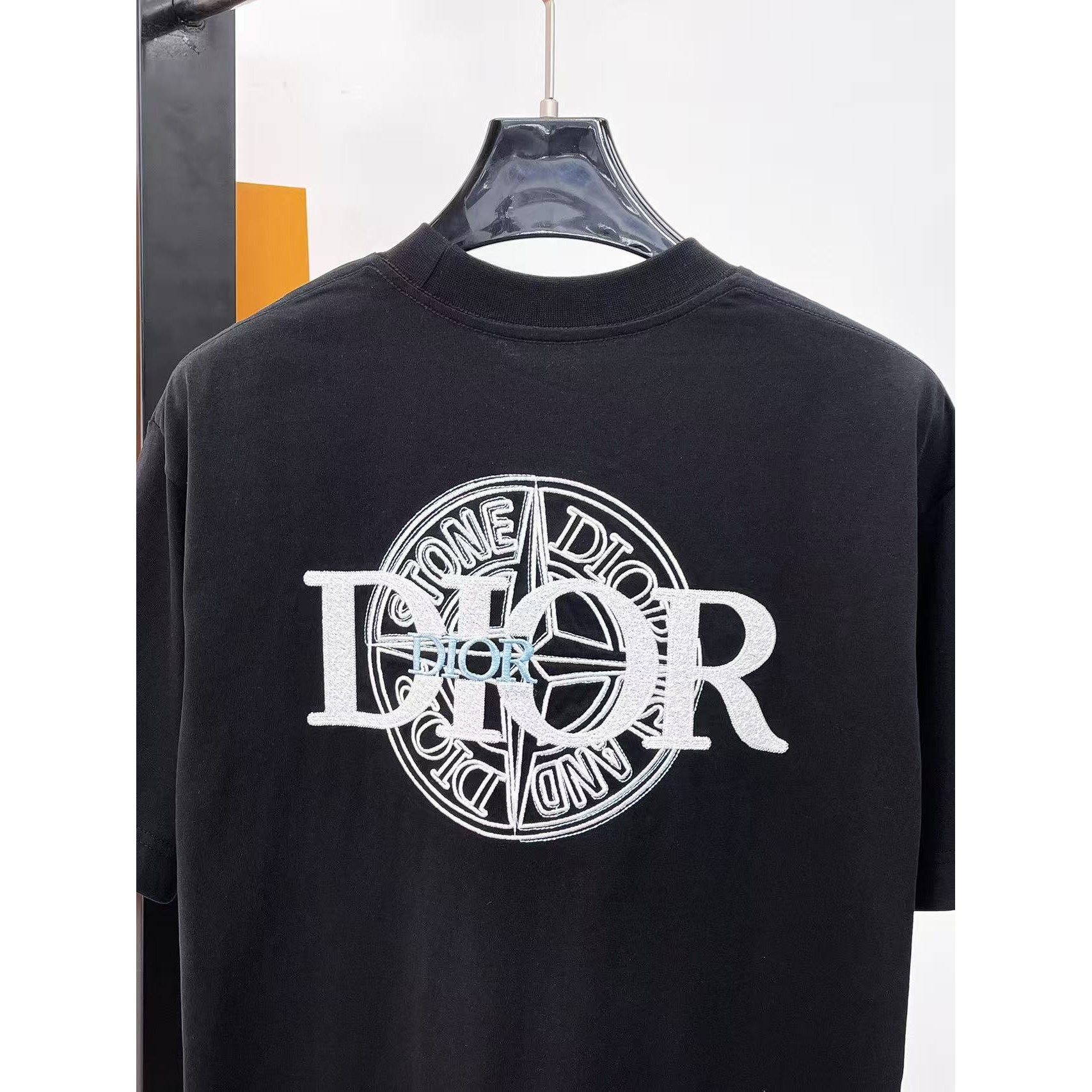 <p>DIOR&nbsp;专柜新款短袖T恤(黑)</p>