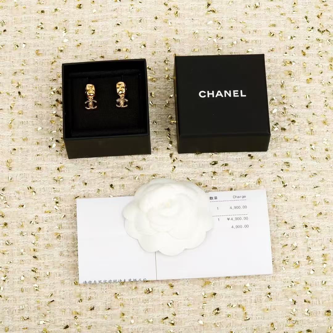<p>CHANEL&nbsp;菱格双c耳环</p>