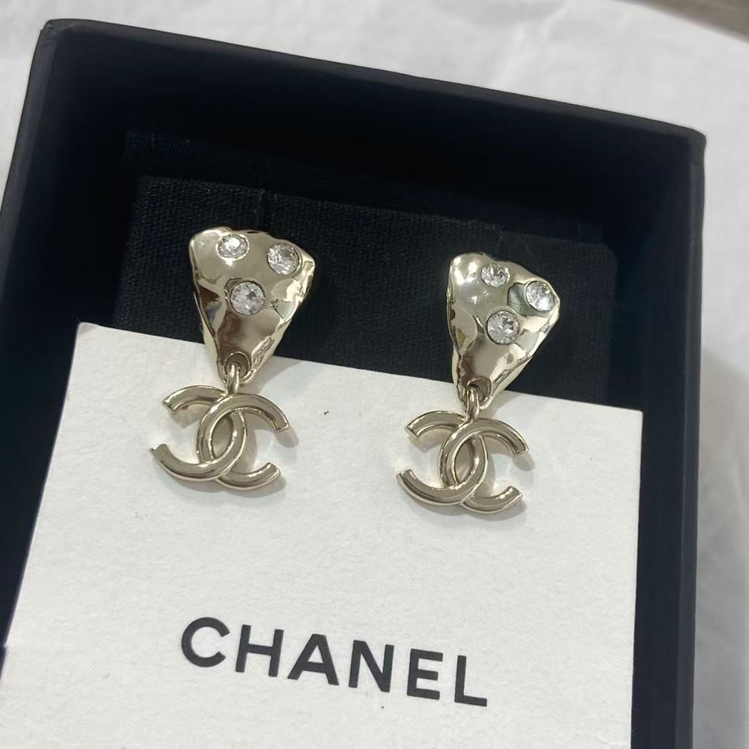 <p>CHANEL 淡金色三角双Ｃ耳环</p>