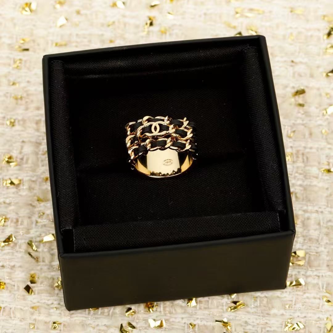 <p>CHANEL&nbsp;穿皮链双c戒指</p>