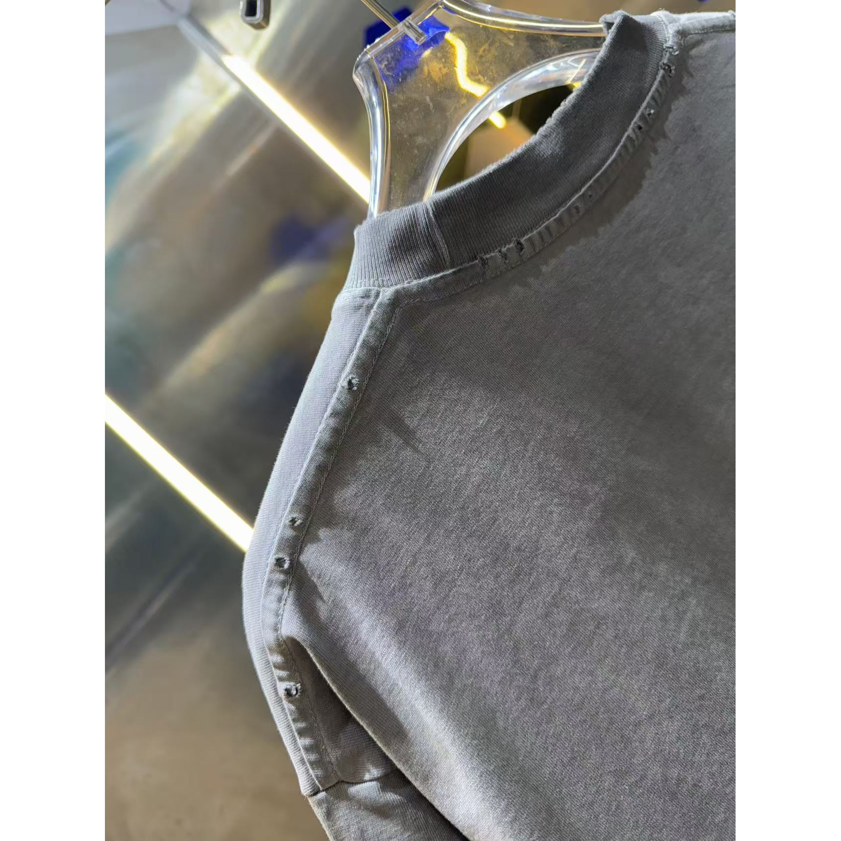 <p>OFF-white 洗水磨破短袖T恤(洗水灰)</p>