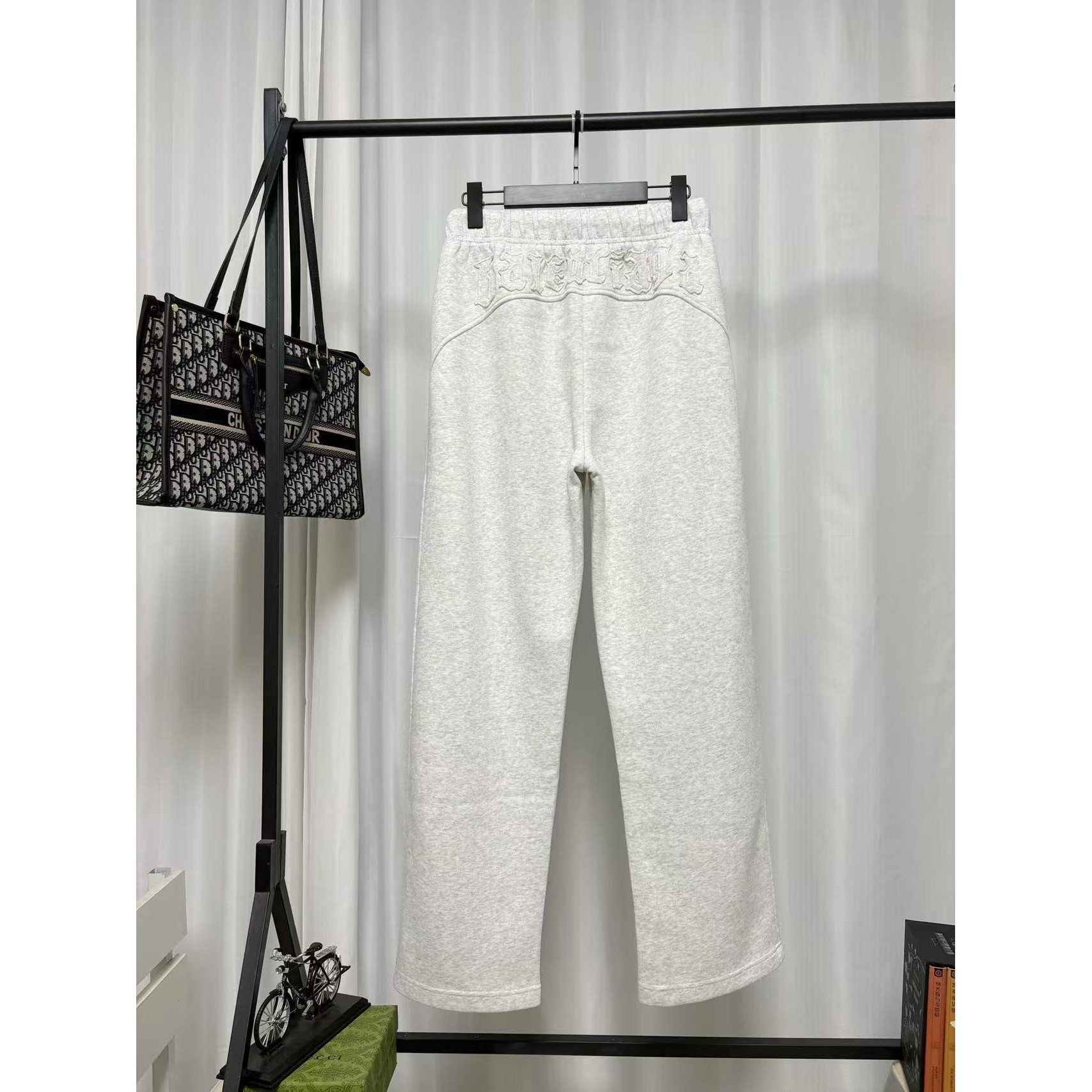 <p>Balenciaga 休闲长裤(白)</p>