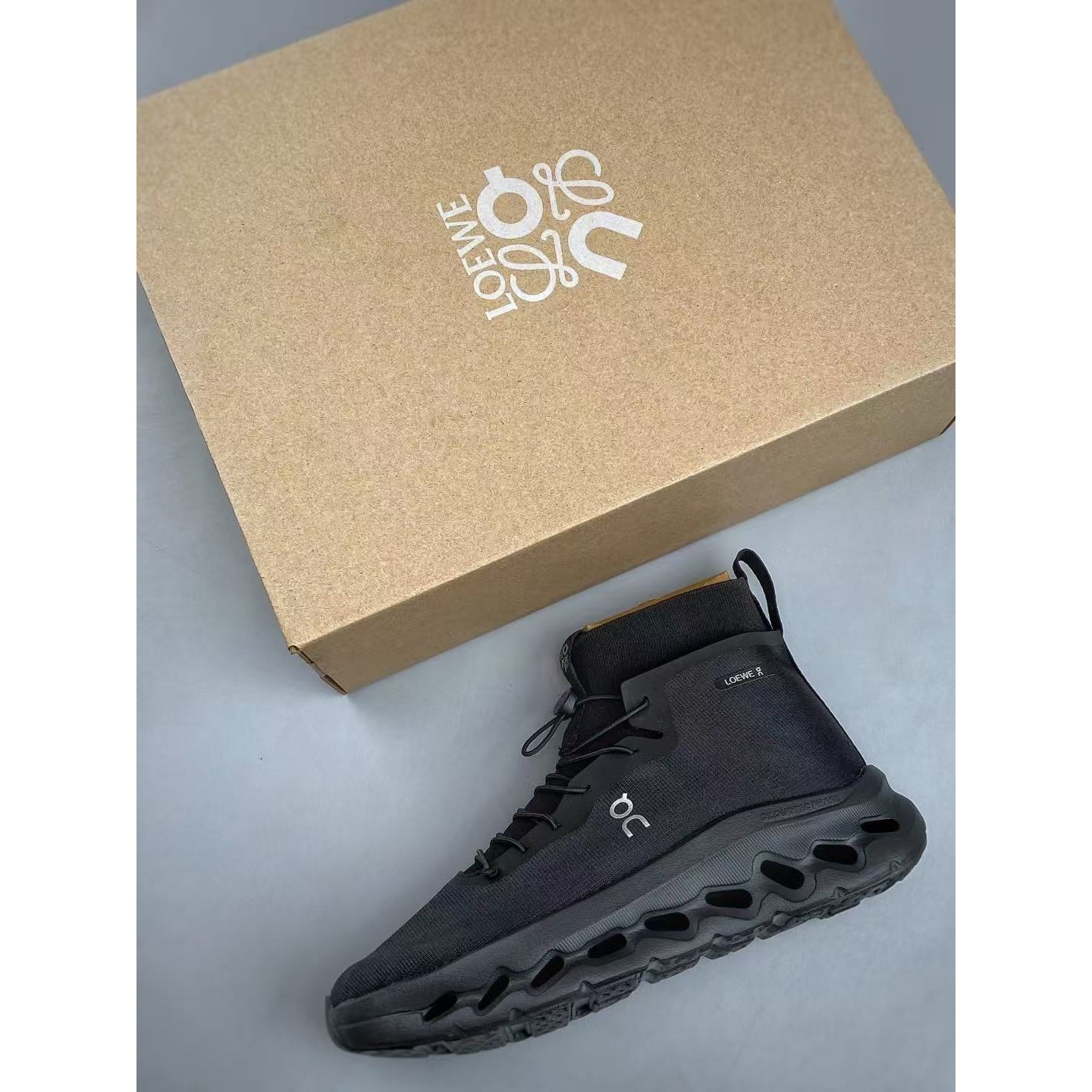 <p>Loewe X On 户外街头机能风跑步鞋(黑)</p>