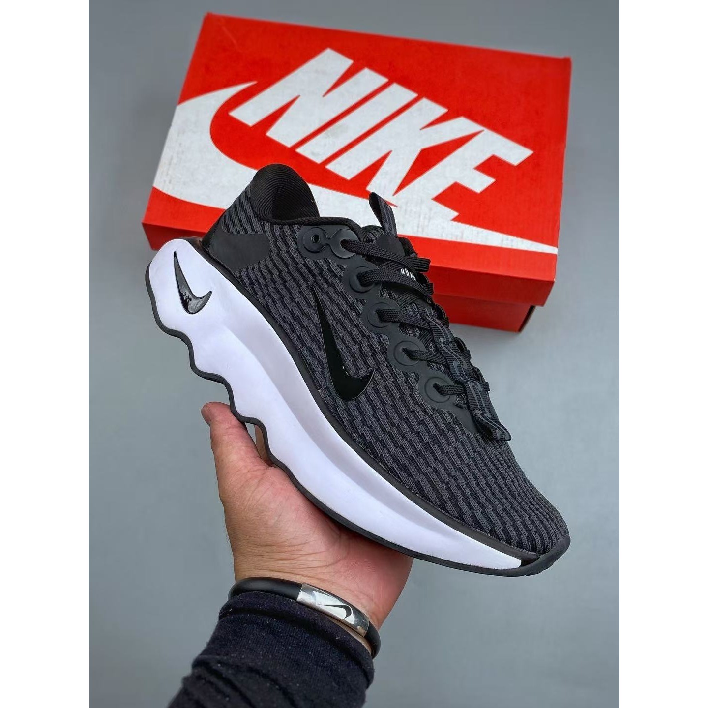 <p>Nike Motiva Pale Ivory Amber Brown 休闲运动慢跑鞋(黑)</p>
