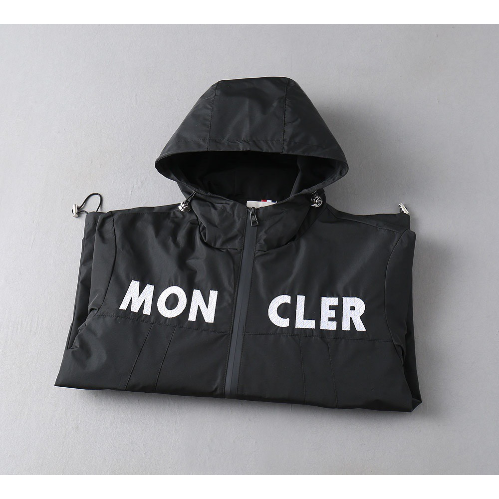 <p>Moncler 新款男士夹克外套<br />
&nbsp;</p>
