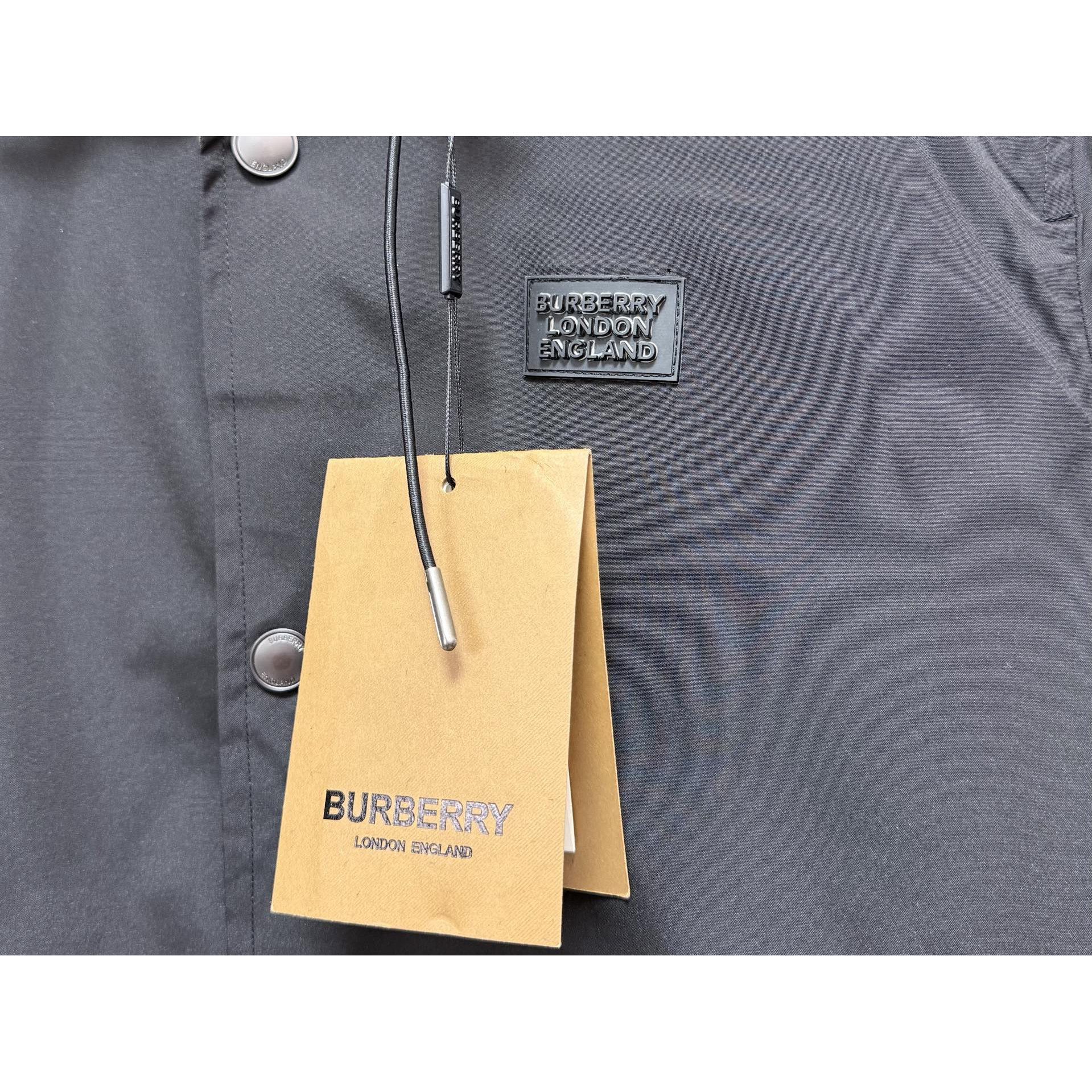 <p>Burberry 双面穿连帽外套</p>