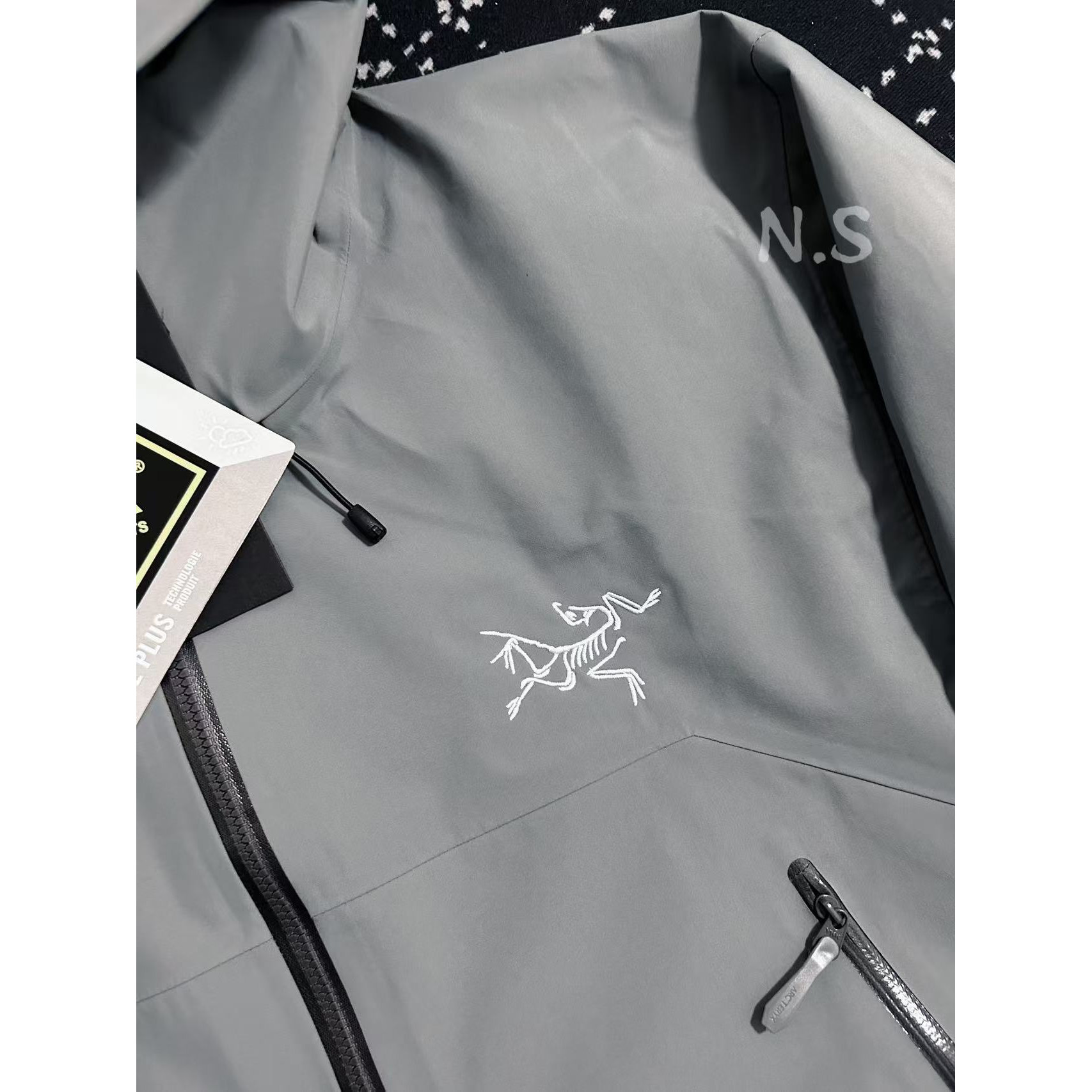 <p>Arc'teryx Beta系列 SL GORE-TEX 硬壳刺绣连帽防水防风透气冲锋衣 (空間灰)</p>