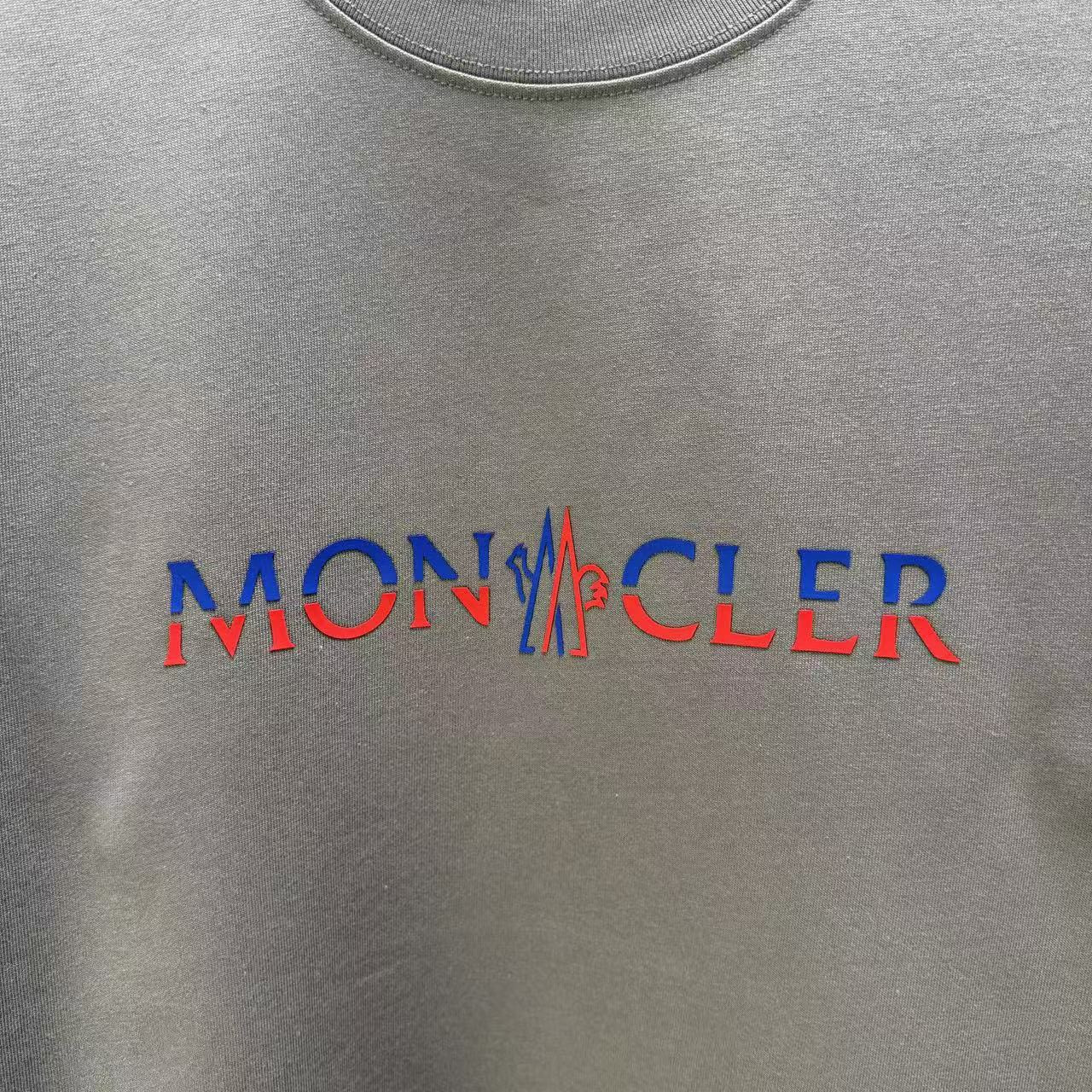 <p>Moncler 短袖T恤(棕)</p>