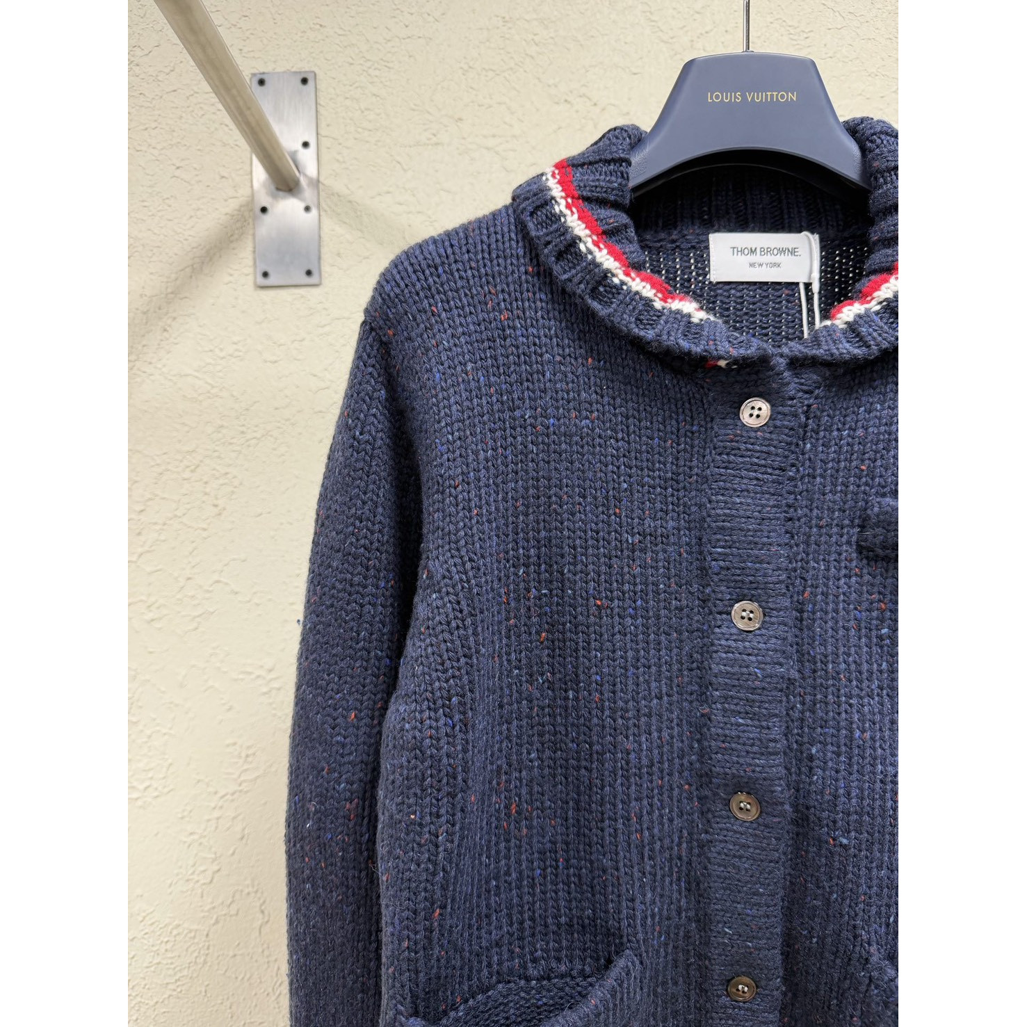 <p>Thom Browne 藏蓝羊毛开衫</p>