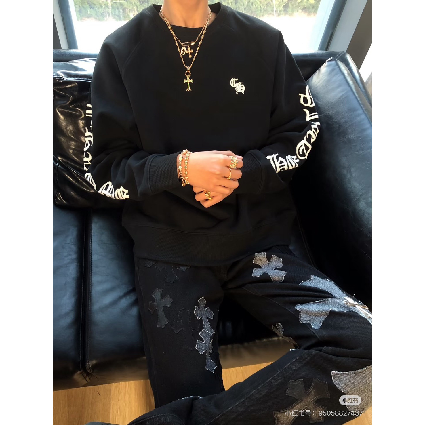<p>CHROME HEARTS 梵文哥特字母刺绣圆领卫衣(黑)</p>