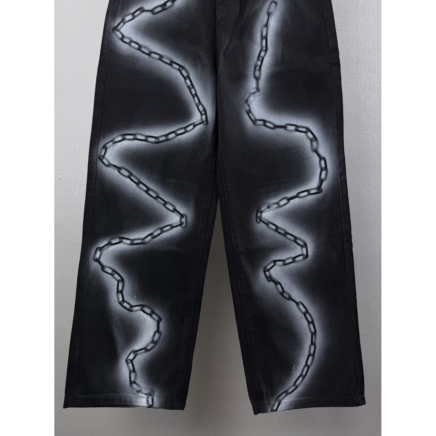 <p>Balenciaga 全身链条⛓️口袋字母情侣款水洗宽松牛仔裤</p>