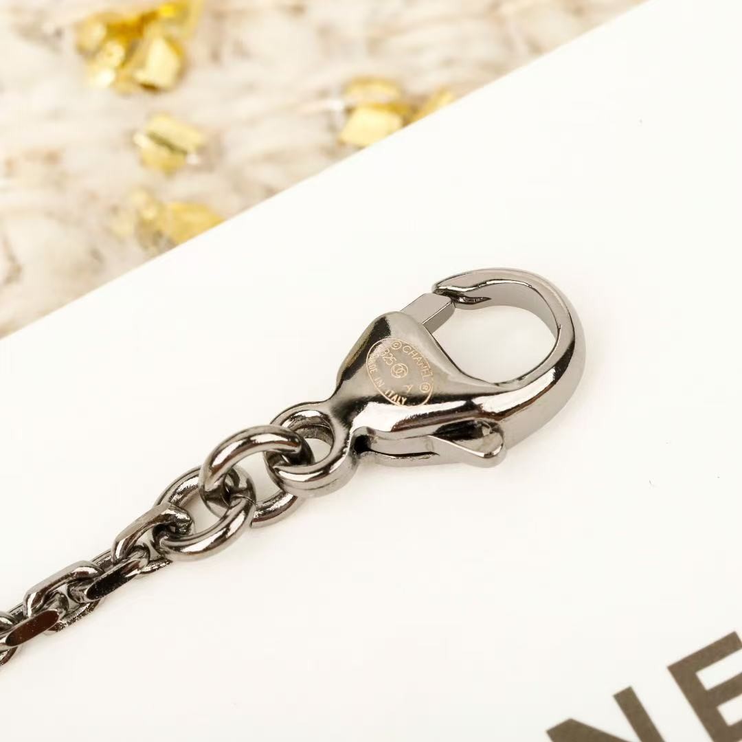 <p>CHANEL&nbsp;镂空蝴蝶双c项链</p>