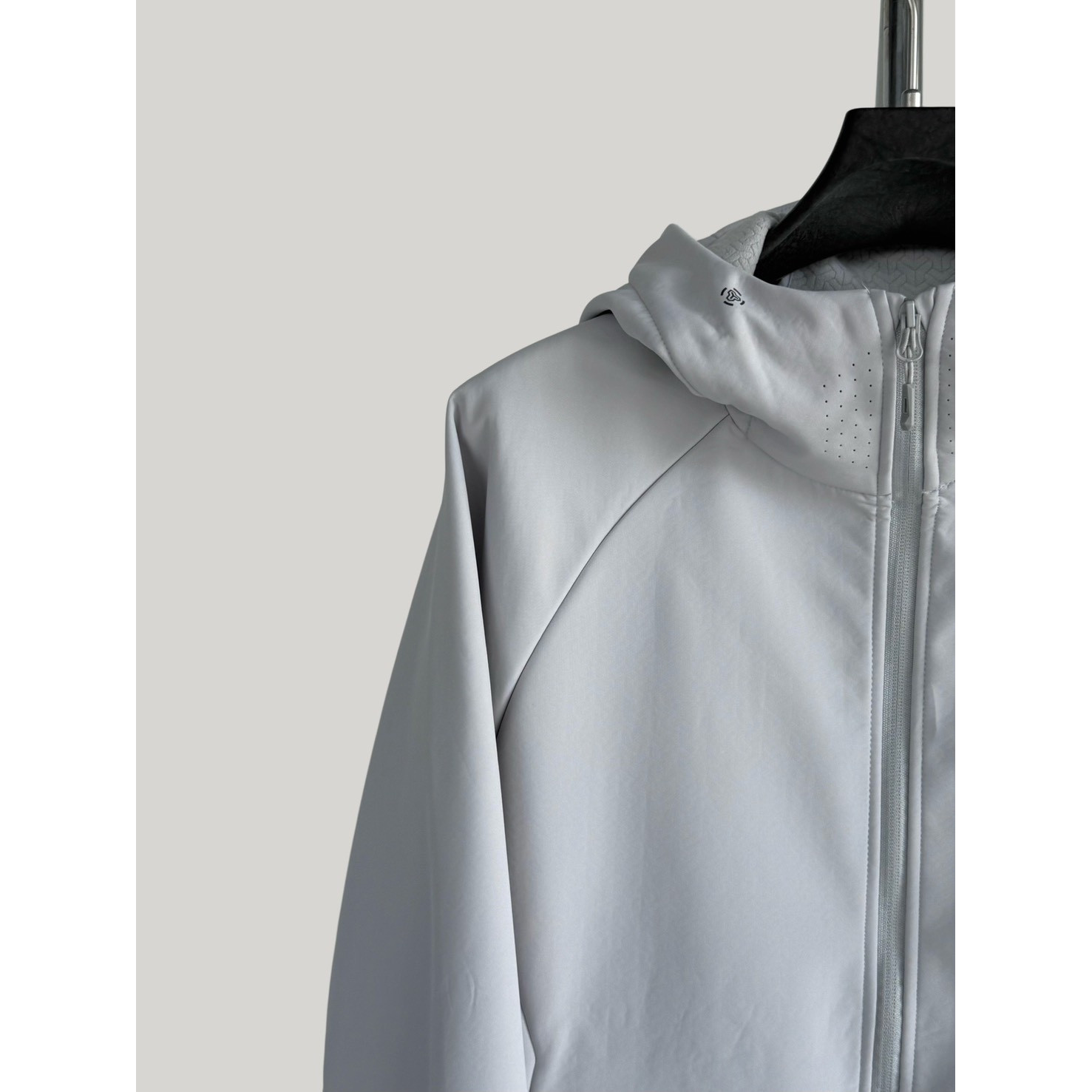 <p>KOLON SPORT 冲锋衣连帽款(浅灰)</p>