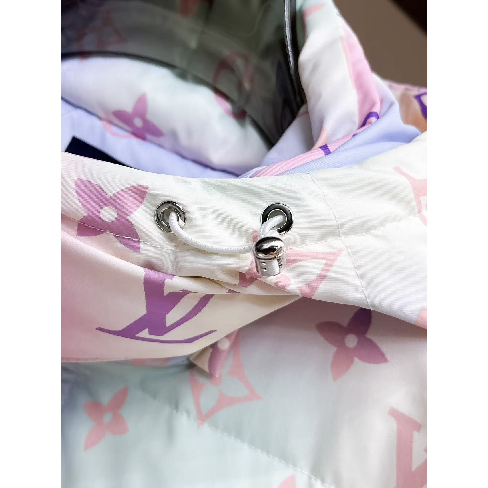 <p>LV 秋冬新款羽绒服</p>