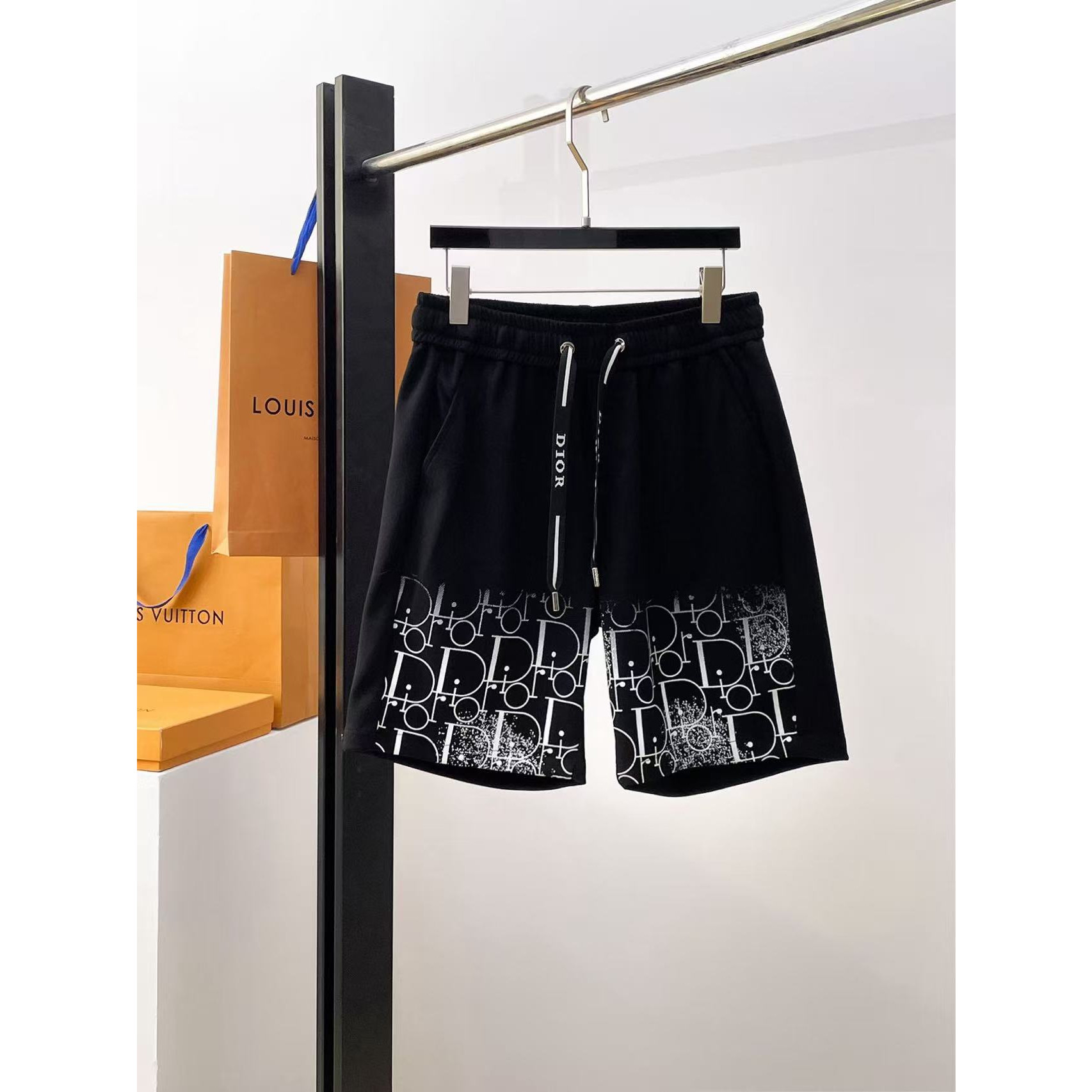 <p>DIOR 专柜新款休闲短裤(黑)</p>