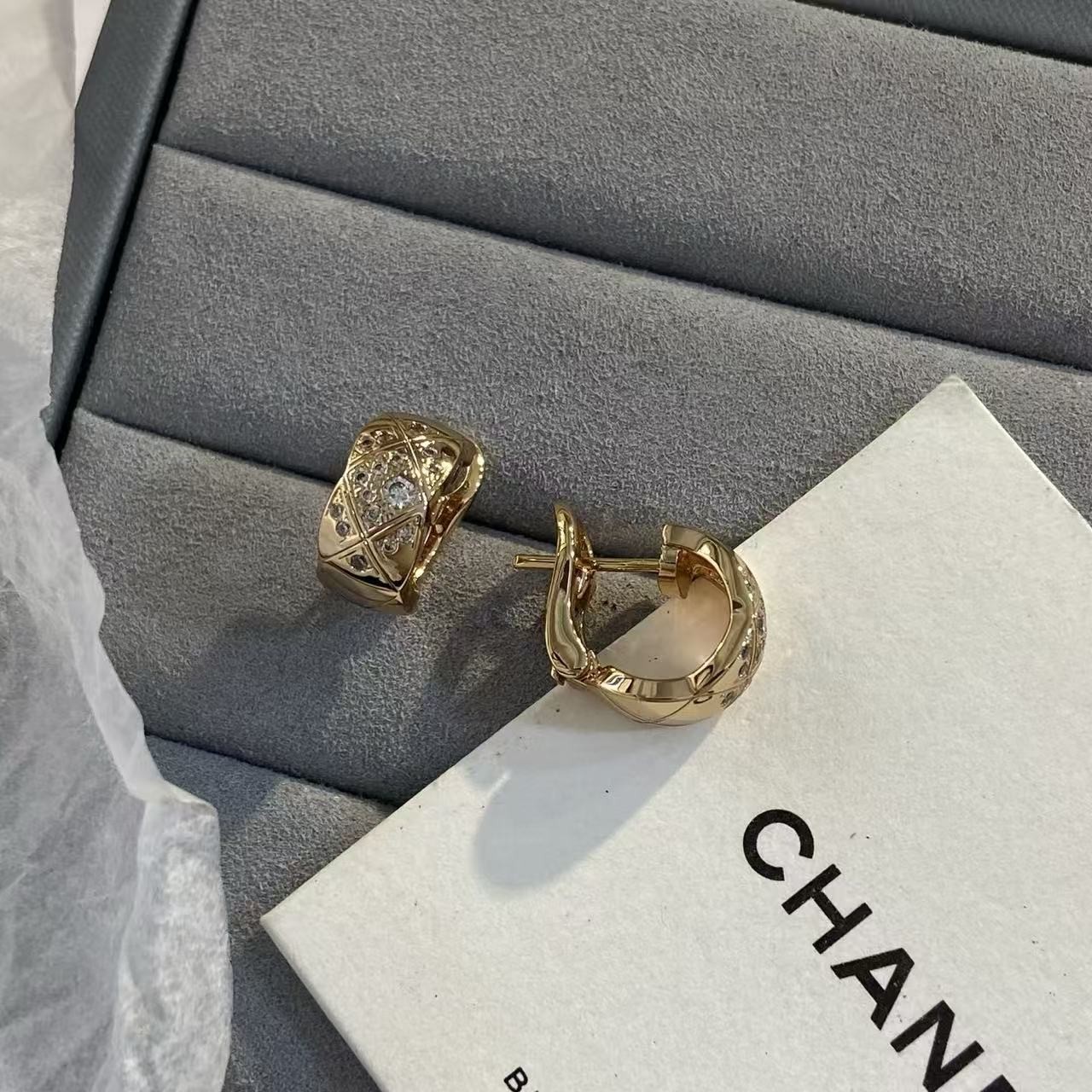<p>CHANEL&nbsp; 菱格带钻/光面耳环</p>