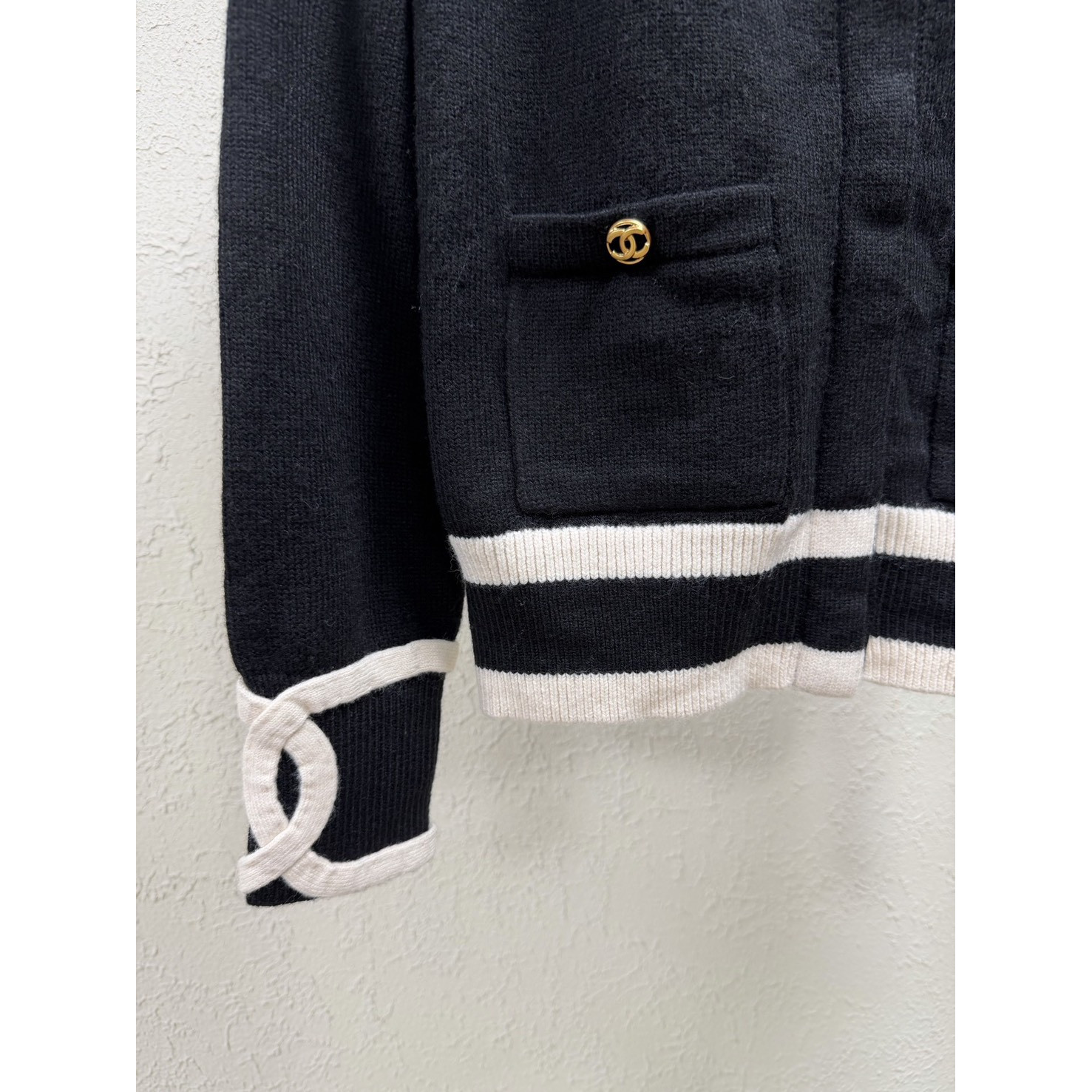 <p>Chanel 羊绒针织开衫(藏青)</p>