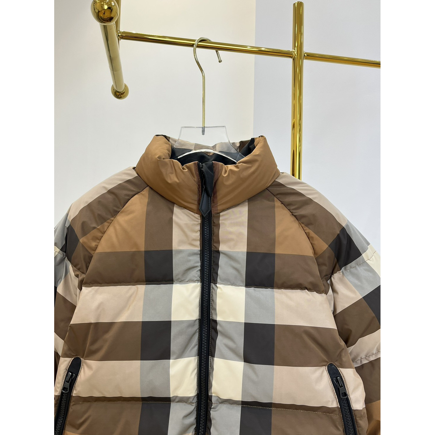 <p>BURBERRY 格纹短款羽绒服(浅驼色)</p>