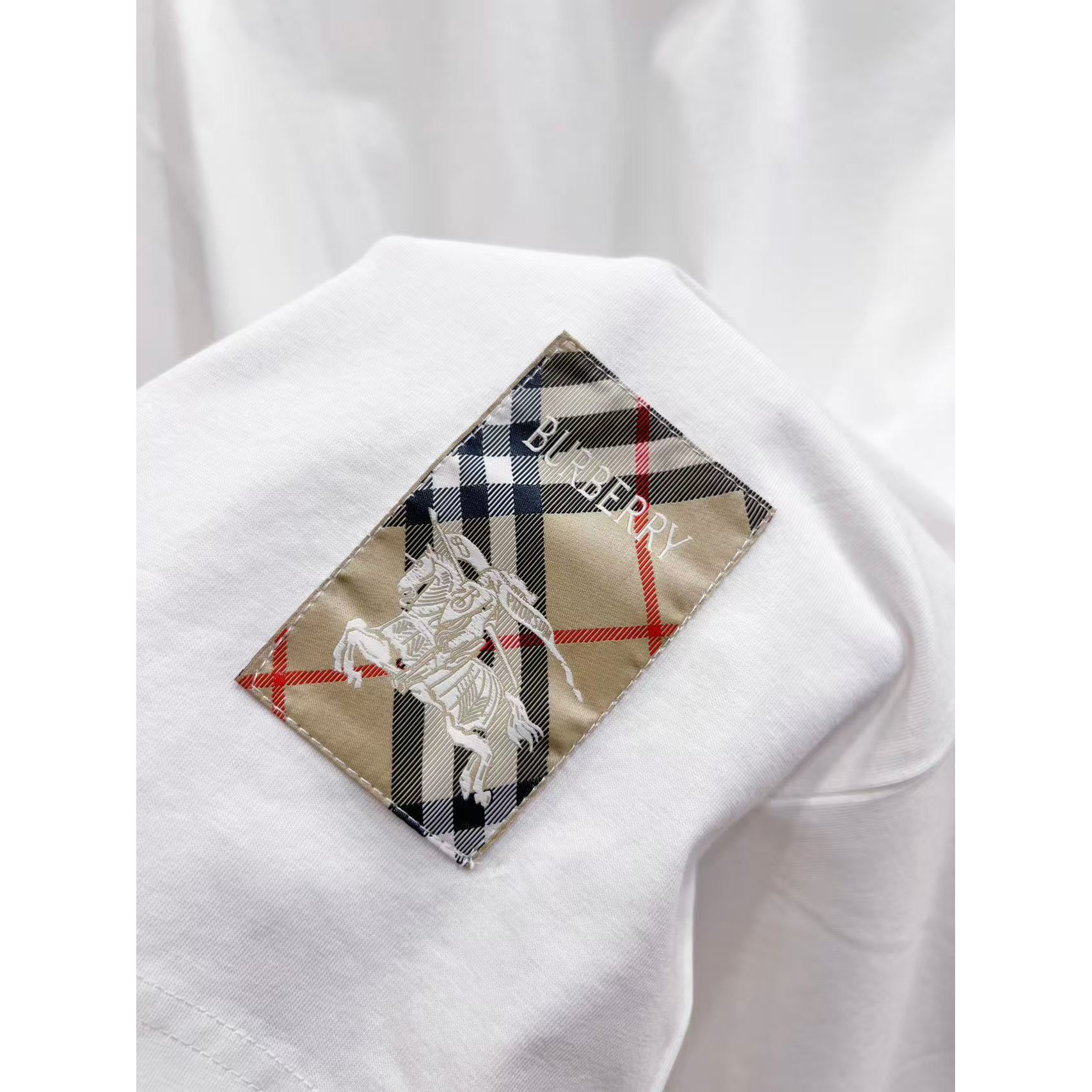 <p>BURBERRY 刺绣工艺短袖T恤(白)</p>