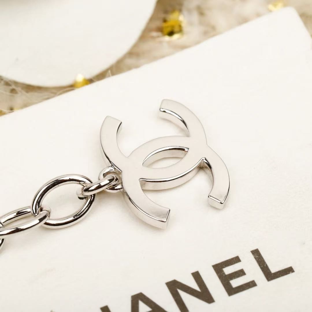 <p>CHANEL&nbsp; 银色水钻珍珠项链</p>