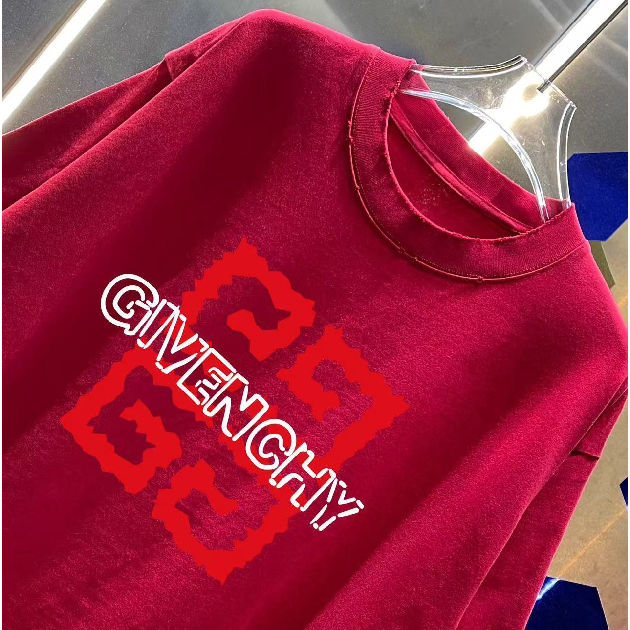 <p>Givenchy 洗水磨破短袖T恤(洗水紅)</p>