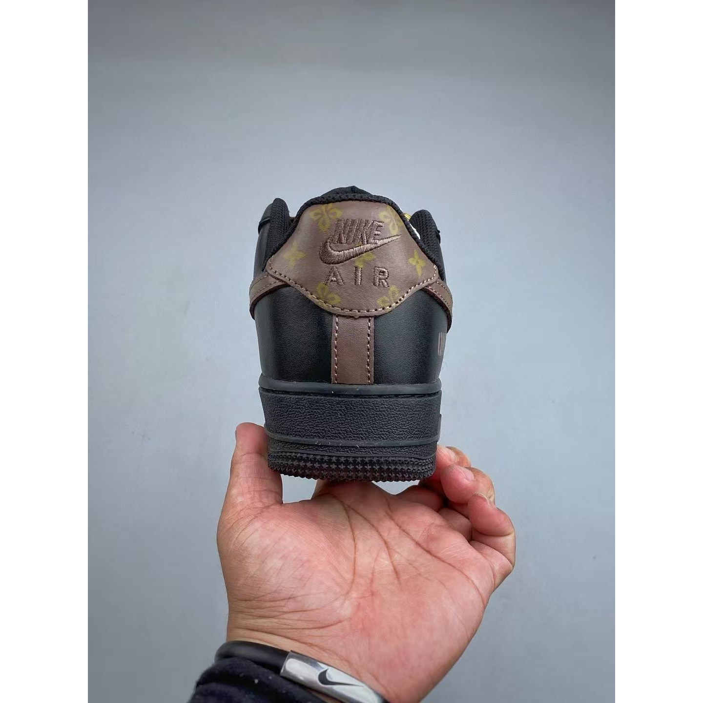 <p>Nike Air Force1 07 low &nbsp;联名款(棕色)</p>