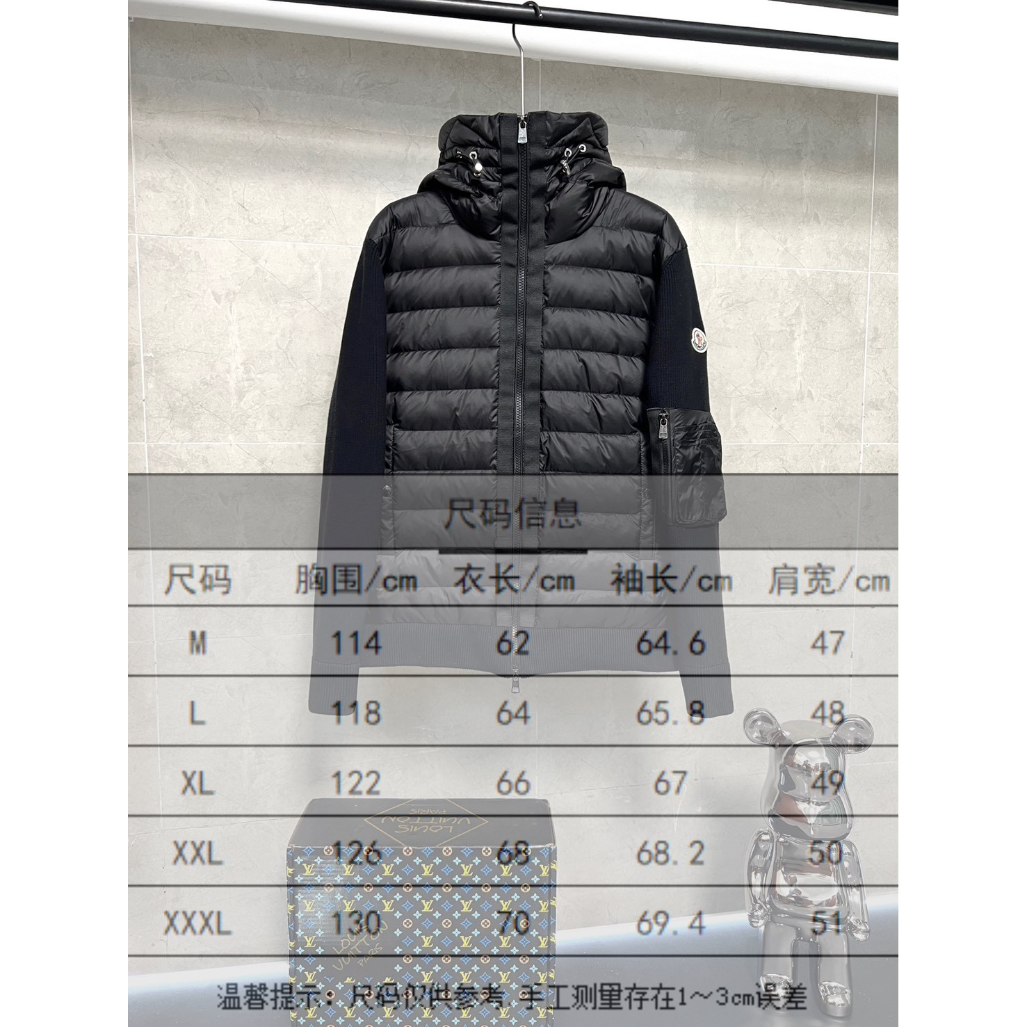<p>Moncler 拼接连帽针织羽绒服(黑)</p>