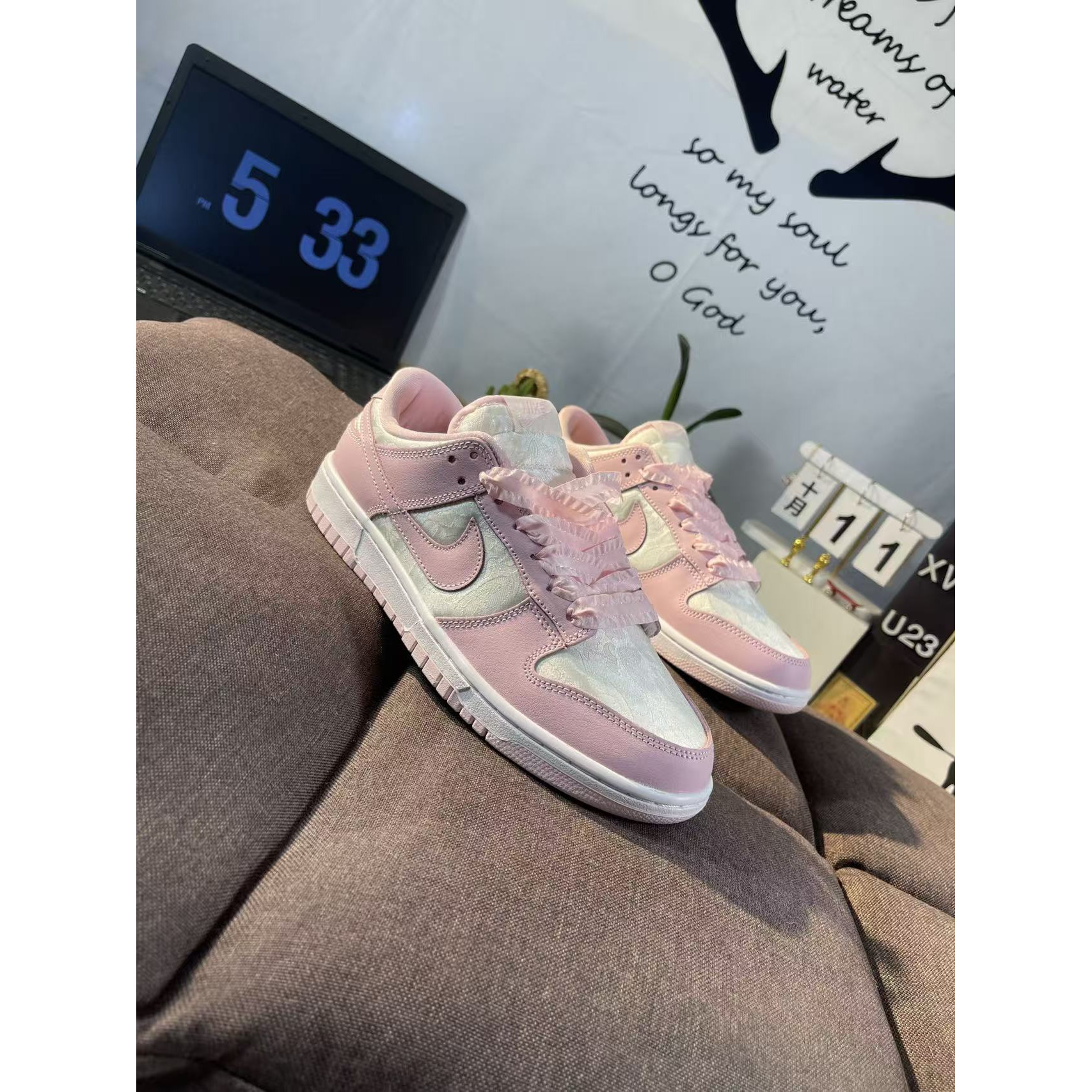 <p>WMNS NIKE DUNK LOW SE SFF(粉色)</p>
