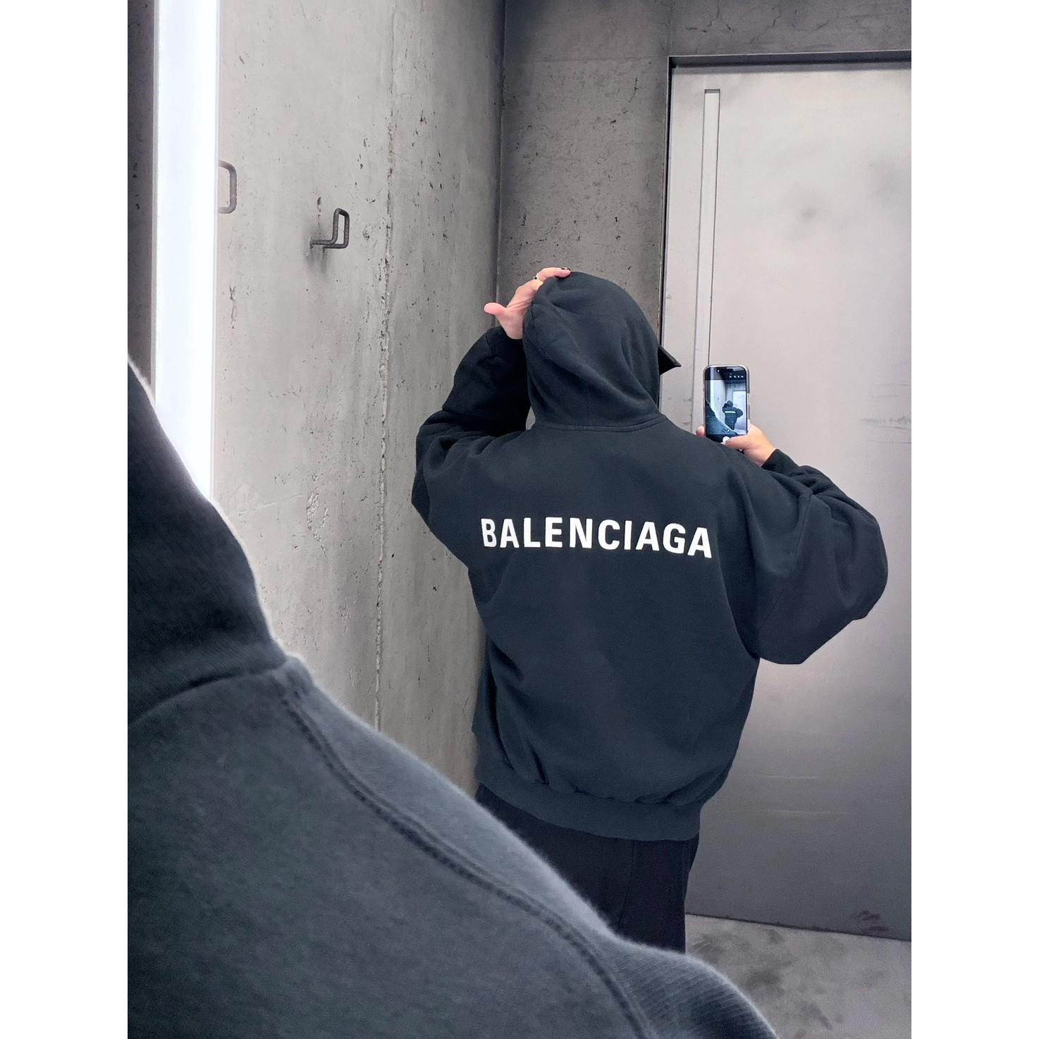 <p>Balenciaga 开领刺绣logo连帽卫衣(黑)</p>