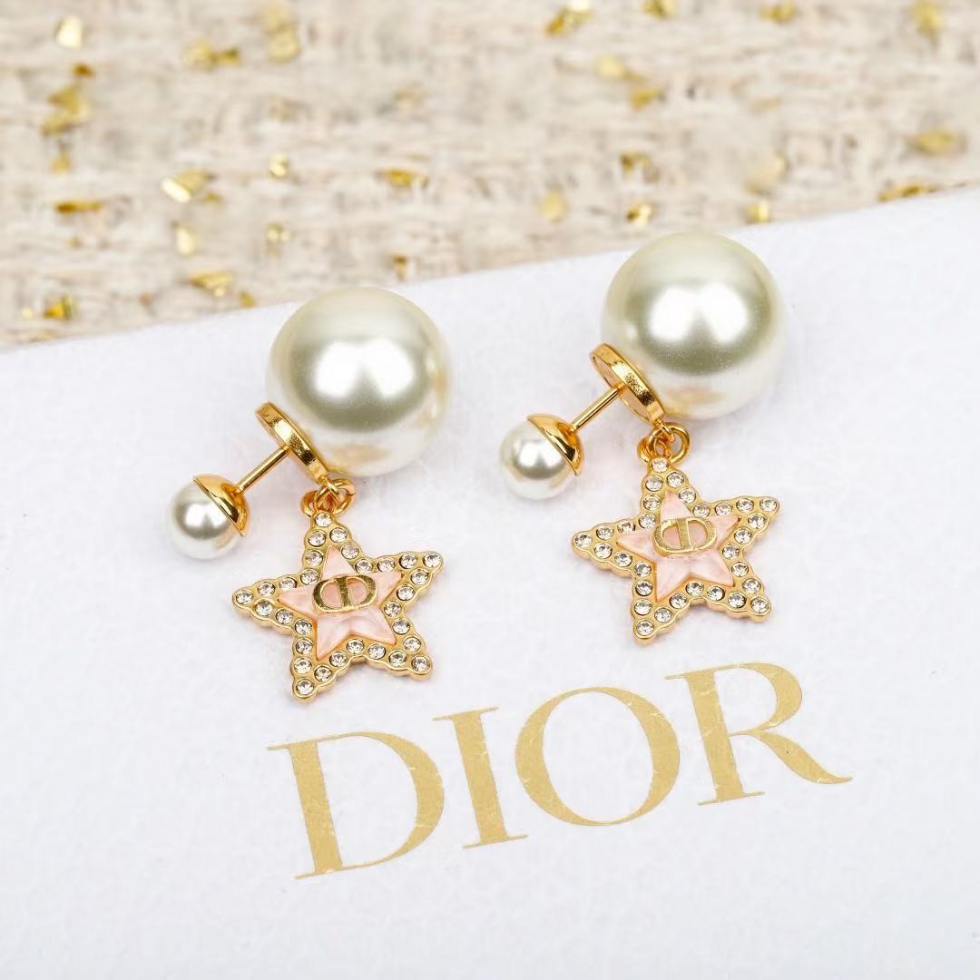 <p>DIOR&nbsp;五角星CD珍珠耳钉</p>