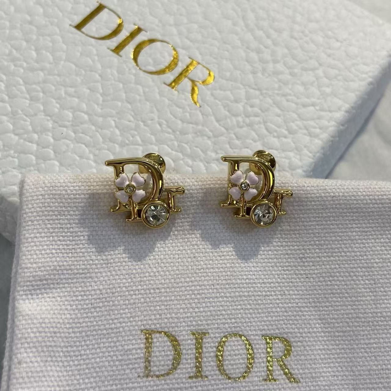 <p>DIOR 花卉字母耳钉</p>