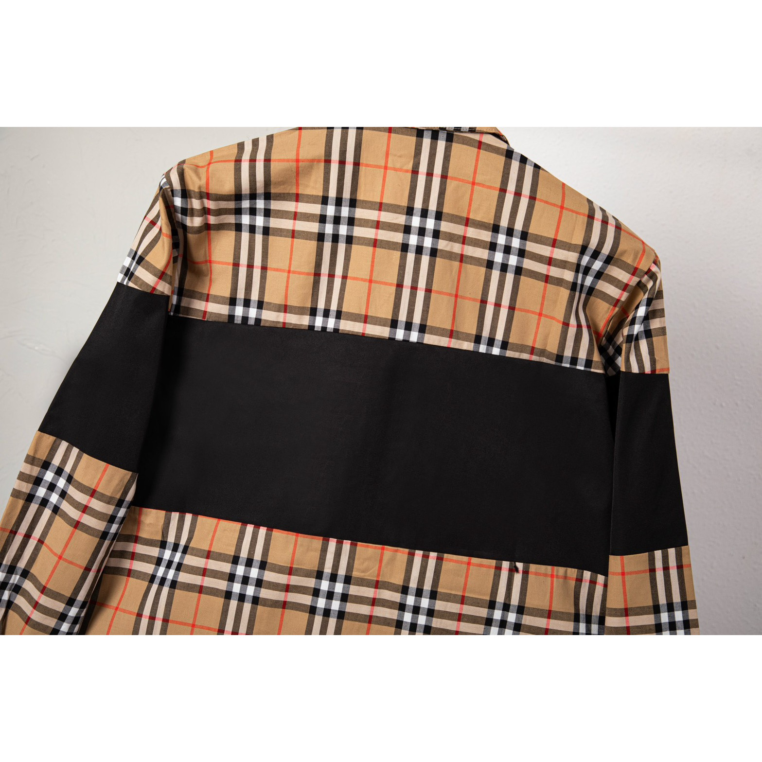 <p>BURBERRY 经典拉链外套(DZ79)(卡其色)</p>