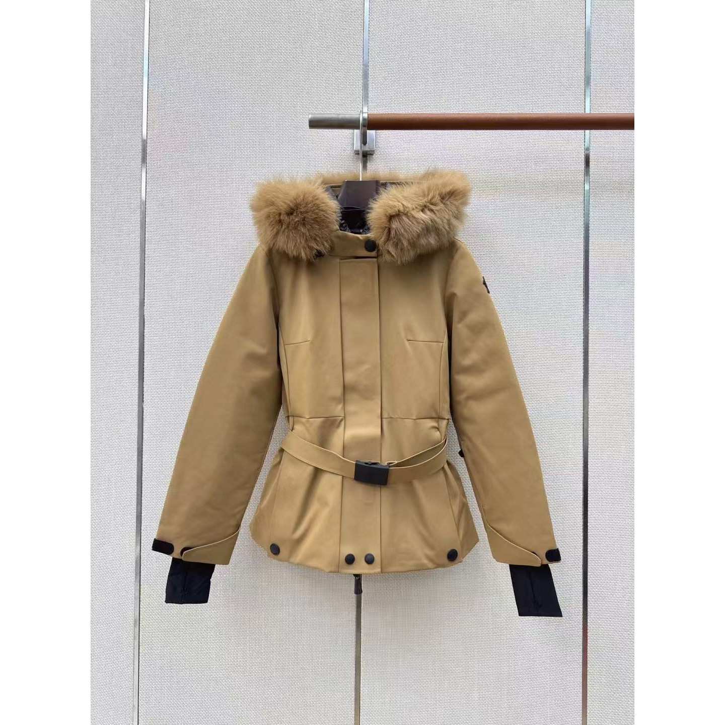 <p>MONCLER 经典Celac短款收腰羽绒滑雪服(卡其)</p>