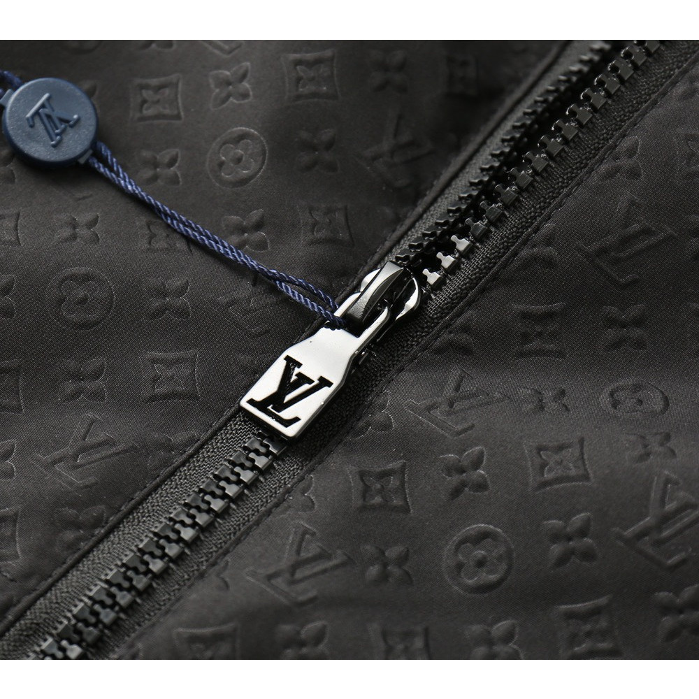 <p>LV 新款男士夹克外套</p>