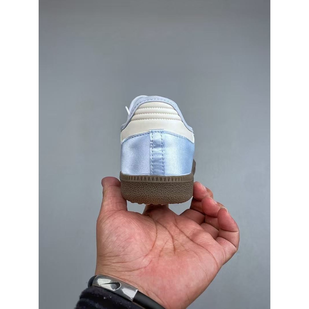 <p>Adidas&nbsp; 懒人一脚蹬运动鞋 (藍白)</p>