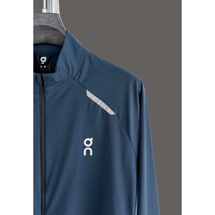 <p>On Weather Jacket Insulated 輕量外套</p>