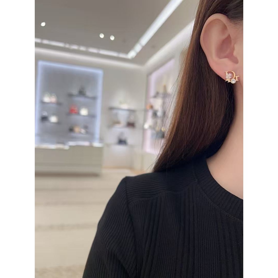 <p>DIOR 花卉字母耳钉</p>