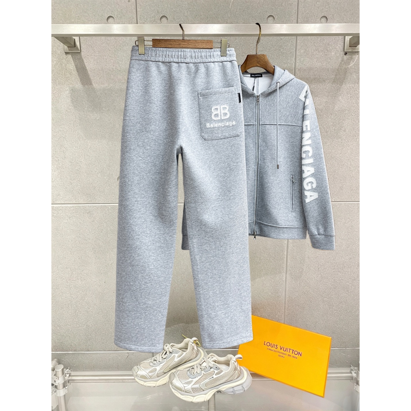 <p>Balenciaga 套裝(灰)</p>